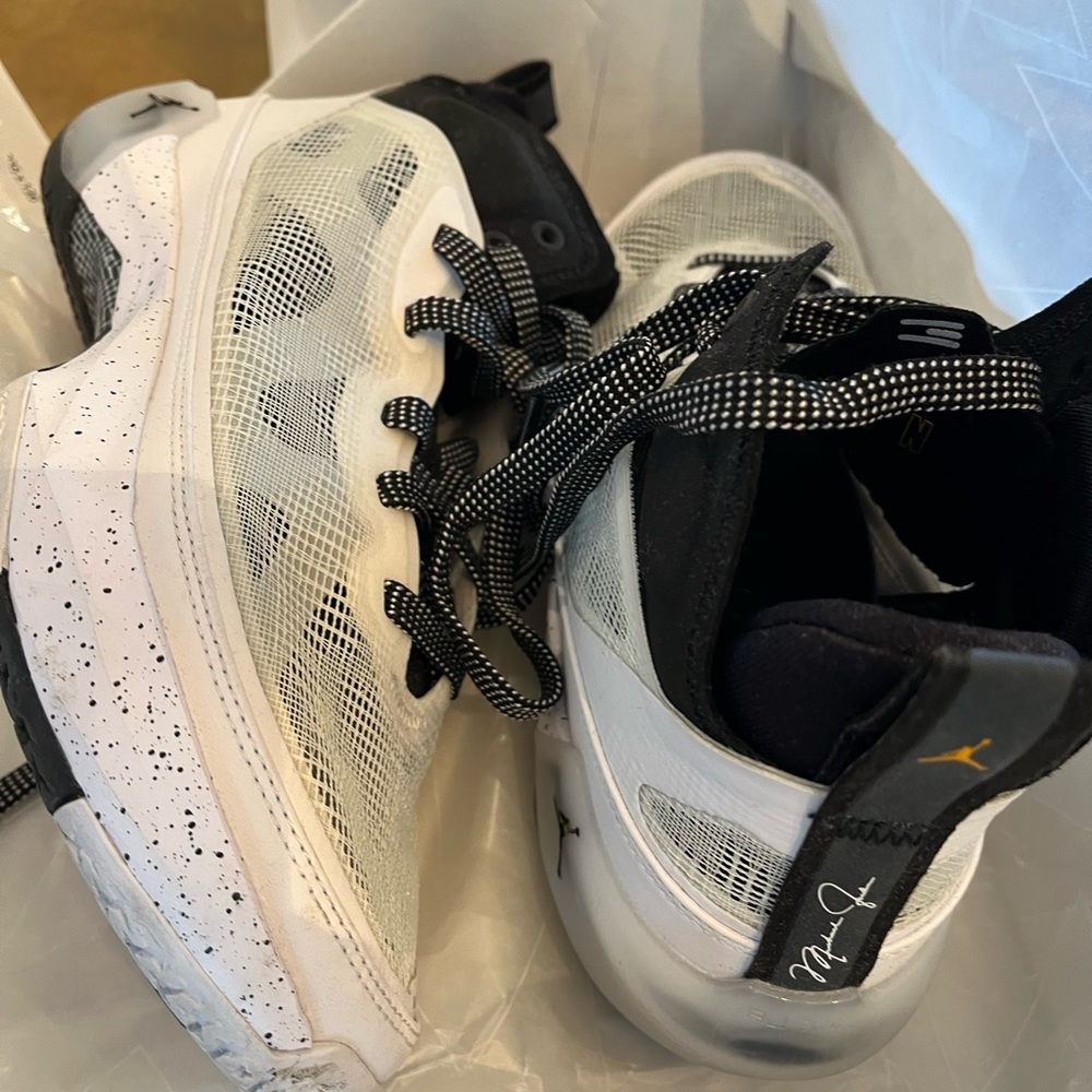 Air Jordan XXXVII - amazing brand new in double box. Boys/Men’s 6